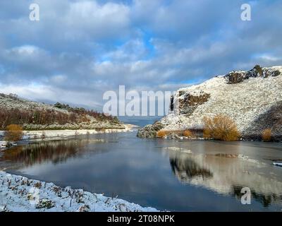 Paysage hivernal du loch Dunsapie avec neige dans le parc Holyrood, colline Arthur's Seat, Édimbourg, Écosse Royaume-Uni Banque D'Images