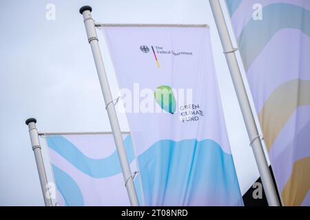 Bonn, Allemagne. 05 octobre 2023. Des drapeaux flottent devant le Bundeshaus, lieu de la conférence internationale de reconstitution des ressources à Bonn. La conférence vise à attirer l'attention sur la protection internationale du climat et à mobiliser des contributions pour le fonds pour les années 2024 à 2027. Crédit : Thomas Banneyer/dpa/Alamy Live News Banque D'Images