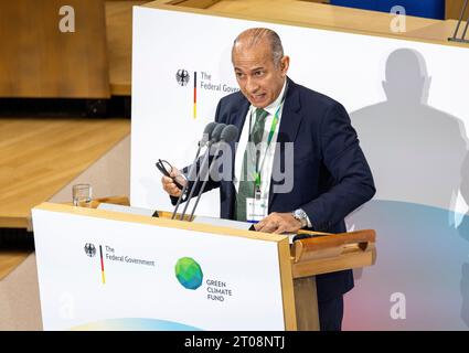 Bonn, Allemagne. 05 octobre 2023. Samih Zhukri, ministre égyptien des Affaires étrangères, prend la parole lors de la conférence internationale de reconstitution des ressources du Fonds vert pour le climat à Bonn. La conférence vise à attirer l'attention sur la protection internationale du climat et à mobiliser des contributions pour le fonds pour les années 2024 à 2027. Crédit : Thomas Banneyer/dpa/Alamy Live News Banque D'Images