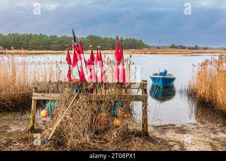 Bateau de pêche dans le port de secours Darßer Ort sur le Fischland-Darß. Banque D'Images