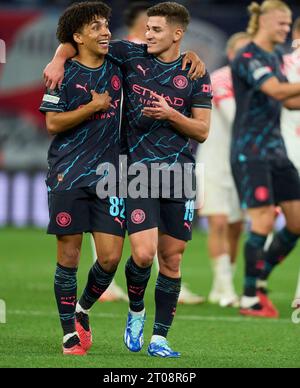 Julian Alvarez, MANCITY 19 Rico Lewis, MANCITY 82 célébrer après le groupe G phase match RB LEIPZIG - MANCHESTER VILLE 1-3 de football UEFA Champions League dans la saison 2023/2024 à Leipzig, Oct 4, 2023. Gruppenphase, , RBL, Red Bull © Peter Schatz / Alamy Live News Banque D'Images