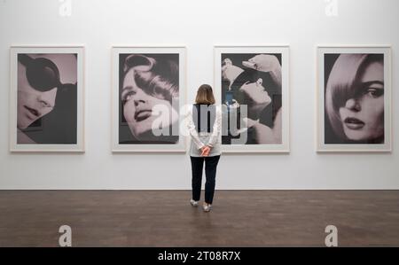 Gagosian, Londres, Royaume-Uni. 5 octobre 2023. Coïncidant avec Frieze London, Gagosian présente une vaste étude des débuts de la photographie de Richard Prince depuis la première décennie formatrice de sa carrière 1978 – 1988. L’exposition rassemble plus de 100 photographies de Prince issues de publicités imprimées, y compris la mode, les montres, les cigarettes et les bijoux, explorant l’intérêt précoce de Prince pour l’acte de re-photographie et l’investigation des médias, la fantaisie et le reportage véridique. Crédit : Malcolm Park/Alamy Live News Banque D'Images