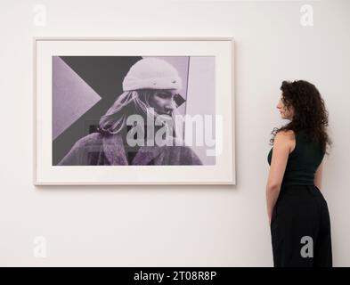 Gagosian, Londres, Royaume-Uni. 5 octobre 2023. Coïncidant avec Frieze London, Gagosian présente une vaste étude des débuts de la photographie de Richard Prince depuis la première décennie formatrice de sa carrière 1978 – 1988. L’exposition rassemble plus de 100 photographies de Prince issues de publicités imprimées, y compris la mode, les montres, les cigarettes et les bijoux, explorant l’intérêt précoce de Prince pour l’acte de re-photographie et l’investigation des médias, la fantaisie et le reportage véridique. Crédit : Malcolm Park/Alamy Live News Banque D'Images
