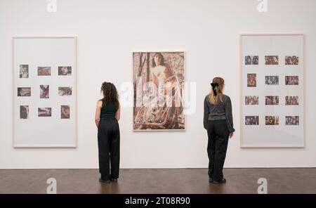 Gagosian, Londres, Royaume-Uni. 5 octobre 2023. Coïncidant avec Frieze London, Gagosian présente une vaste étude des débuts de la photographie de Richard Prince depuis la première décennie formatrice de sa carrière 1978 – 1988. L’exposition rassemble plus de 100 photographies de Prince issues de publicités imprimées, y compris la mode, les montres, les cigarettes et les bijoux, explorant l’intérêt précoce de Prince pour l’acte de re-photographie et l’investigation des médias, la fantaisie et le reportage véridique. Crédit : Malcolm Park/Alamy Live News Banque D'Images