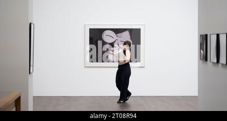 Gagosian, Londres, Royaume-Uni. 5 octobre 2023. Coïncidant avec Frieze London, Gagosian présente une vaste étude des débuts de la photographie de Richard Prince depuis la première décennie formatrice de sa carrière 1978 – 1988. L’exposition rassemble plus de 100 photographies de Prince issues de publicités imprimées, y compris la mode, les montres, les cigarettes et les bijoux, explorant l’intérêt précoce de Prince pour l’acte de re-photographie et l’investigation des médias, la fantaisie et le reportage véridique. Crédit : Malcolm Park/Alamy Live News Banque D'Images