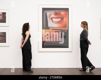 Gagosian, Londres, Royaume-Uni. 5 octobre 2023. Coïncidant avec Frieze London, Gagosian présente une vaste étude des débuts de la photographie de Richard Prince depuis la première décennie formatrice de sa carrière 1978 – 1988. L’exposition rassemble plus de 100 photographies de Prince issues de publicités imprimées, y compris la mode, les montres, les cigarettes et les bijoux, explorant l’intérêt précoce de Prince pour l’acte de re-photographie et l’investigation des médias, la fantaisie et le reportage véridique. Crédit : Malcolm Park/Alamy Live News Banque D'Images