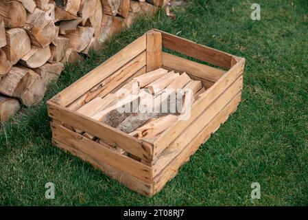 bois haché prêt pour la saison de chauffage Banque D'Images