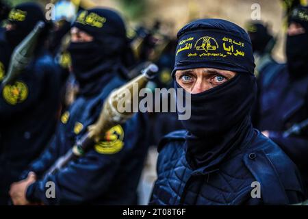 Gaza City, Palestine. 04 octobre 2023. Des combattants armés des Brigades Al Qods, la branche armée du Jihad islamique palestinien (JIP), se joignent à un défilé pour marquer le 36e anniversaire de la fondation du mouvement dans le sud de la bande de Gaza. Crédit : SOPA Images Limited/Alamy Live News Banque D'Images