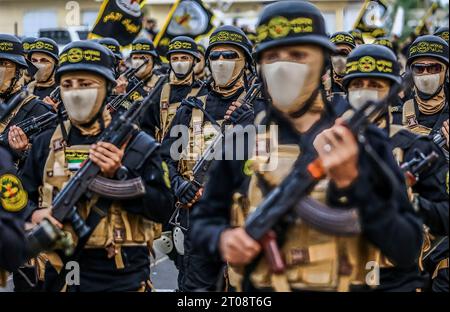 Gaza City, Palestine. 04 octobre 2023. Des combattants armés des Brigades Al Qods, la branche armée du Jihad islamique palestinien (JIP), se joignent à un défilé pour marquer le 36e anniversaire de la fondation du mouvement dans le sud de la bande de Gaza. Crédit : SOPA Images Limited/Alamy Live News Banque D'Images