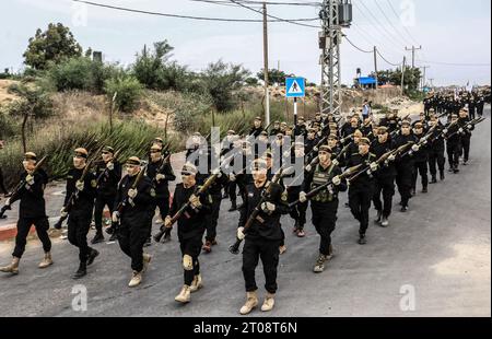 Gaza City, Palestine. 04 octobre 2023. Des combattants armés des Brigades Al Qods, la branche armée du Jihad islamique palestinien (JIP), se joignent à un défilé pour marquer le 36e anniversaire de la fondation du mouvement dans le sud de la bande de Gaza. Crédit : SOPA Images Limited/Alamy Live News Banque D'Images