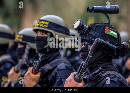 Gaza City, Palestine. 04 octobre 2023. Des combattants armés des Brigades Al Qods, la branche armée du Jihad islamique palestinien (JIP), se joignent à un défilé pour marquer le 36e anniversaire de la fondation du mouvement dans le sud de la bande de Gaza. Crédit : SOPA Images Limited/Alamy Live News Banque D'Images