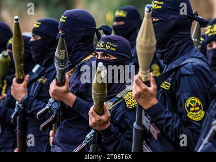 Gaza City, Palestine. 04 octobre 2023. Des combattants armés des Brigades Al Qods, la branche armée du Jihad islamique palestinien (JIP), se joignent à un défilé pour marquer le 36e anniversaire de la fondation du mouvement dans le sud de la bande de Gaza. Crédit : SOPA Images Limited/Alamy Live News Banque D'Images