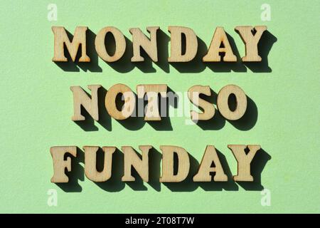 Lundi pas si Funday. mots en lettres de l'alphabet en bois isolés sur le fond Banque D'Images