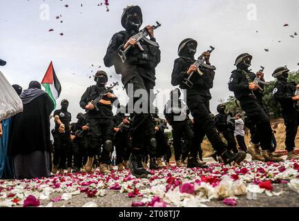 Gaza City, Palestine. 04 octobre 2023. Des militants palestiniens du Jihad islamique participent à un défilé militaire anti-israélien marquant le 36e anniversaire de la fondation du mouvement dans la ville de Gaza, le 4 octobre 2023. Photo de Ramez Habboub/ABACAPRESS.COM crédit : Abaca Press/Alamy Live News Banque D'Images