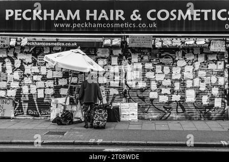 « Gardez vos mains loin des femmes noires ! » Manifestation devant Peckham Hair & Cosmetics suite à une agression sur un client. Banque D'Images