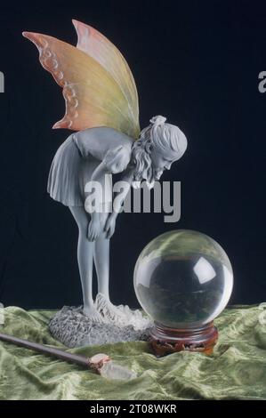 Fée ailée regardant dans une boule de cristal - John Gollop Banque D'Images