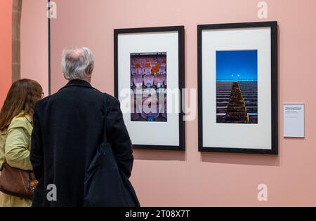 Scottish Portrait Gallery, Édimbourg, Écosse, Royaume-Uni, 05 octobre 2023, nouvelle exposition : Making Space : Photographs of Architecture. La plus récente exposition des National Galleries of Scotland présente une gamme de styles, de formats et de procédés photographiques. Photo : les visiteurs regardent les photographies de Colin McPherson. Crédit : Sally Anderson/Alamy Live News Banque D'Images