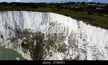 Vue aérienne rapprochée d'une section des falaises blanches de Douvres, près de St Margaret's Bay, Kent Banque D'Images