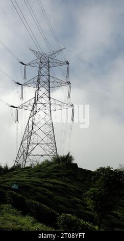 Ligne électrique à haute tension sur la montagne avec ciel bleu et nuages blancs Banque D'Images