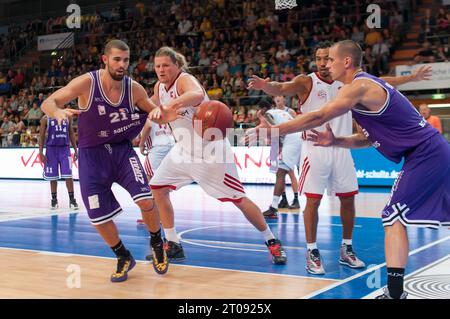 John Bryant (54) Aktion gegen Harper Kamp (21) Demond Greene (24) und Alex Ruoff (7) FC Bayern Basketball - BG Göttingen 95:86 Krombacher Challenge 2013 à Hagen, Deutschland Am 08.09.2013 Banque D'Images