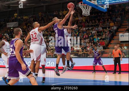 Alex Ruoff (7) Aktion gegen Yassin Idbihi (32) und Demond Greene (24) FC Bayern Basketball - BG Göttingen 95:86 Krombacher Challenge 2013 à Hagen, Deutschland Am 08.09.2013 Banque D'Images