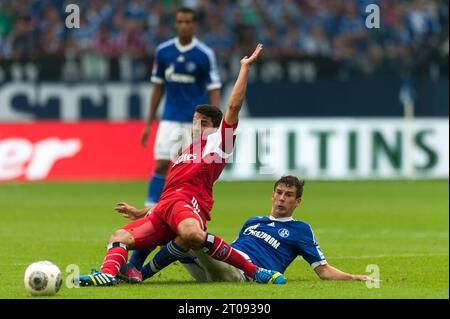 Leon Goretzka Aktion gegen TOMAS RINCON (HSV) FC Schalke 04 - Hamburger SV 3:3 Fußball Bundesliga in Gelsenkirchen, Deutschland am 11.08.2013 Banque D'Images