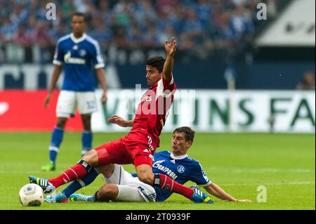 Leon Goretzka Aktion gegen TOMAS RINCON (HSV) FC Schalke 04 - Hamburger SV 3:3 Fußball Bundesliga in Gelsenkirchen, Deutschland am 11.08.2013 Banque D'Images