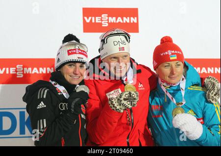 Andrea Henkel GER mit Silber Medaille Tora Berger NOR (Siegerin Goldmedaille) und Valj Semerenko UKR mit Broncemedaille Biathlon Weltmeisterschaft 15 km der Frauen in Nove Mesto na Morave, Tschechien am 13.02.2013 Banque D'Images