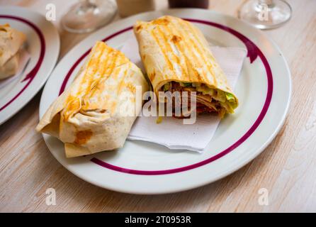 Couper le shawarma savoureux avec des légumes et des légumes hachés, Banque D'Images