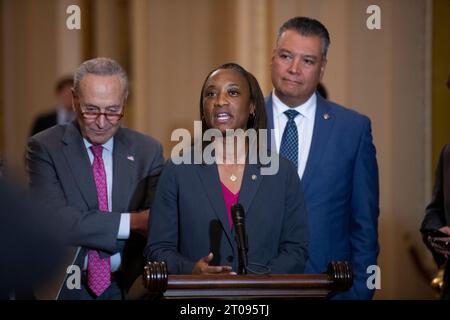 Le sénateur américain Laphonza Butler (démocrate de Californie), au centre, est rejoint par Chuck Schumer (démocrate de New York), leader de la majorité au Sénat américain, à gauche, et le sénateur américain Alex Padilla (démocrate de Californie), à droite, lors du déjeuner-conférence de presse sur la politique démocrate du Sénat au Capitole des États-Unis à Washington, DC, mercredi 4 octobre 2023. Crédit : Rod Lamkey/CNP/MediaPunch Banque D'Images