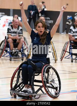 Hull, Royaume-Uni. 5 octobre 2023. La Princesse de Galles, patronne de la Rugby football League, se rend à Hull pour participer à une Journée de l'inclusivité de la Rugby League organisée par la Rugby football League, le Hull FC et l'Université de Hull. La princesse est vue essayant sa main au rugby en fauteuil roulant, rejoignant une séance d'entraînement avec des membres de l'équipe de rugby en fauteuil roulant anglaise gagnante de la coupe du monde. Crédit : Doug Peters/EMPICS/Alamy Live News Banque D'Images