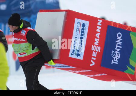 Helfer im Skistadion FIS Nordische ski Weltmeisterschaft in Val di Fiemme, Italien Am 22.02.2013 Banque D'Images