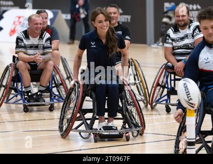 Hull, Royaume-Uni. 5 octobre 2023. La Princesse de Galles, patronne de la Rugby football League, se rend à Hull pour participer à une Journée de l'inclusivité de la Rugby League organisée par la Rugby football League, le Hull FC et l'Université de Hull. La princesse est vue essayant sa main au rugby en fauteuil roulant, rejoignant une séance d'entraînement avec des membres de l'équipe de rugby en fauteuil roulant anglaise gagnante de la coupe du monde. Crédit : Doug Peters/EMPICS/Alamy Live News Banque D'Images