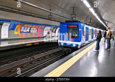 Métro de Madrid arrivant à la station Estación del Arte – Madrid, Espagne – 24 mai 2023 Banque D'Images