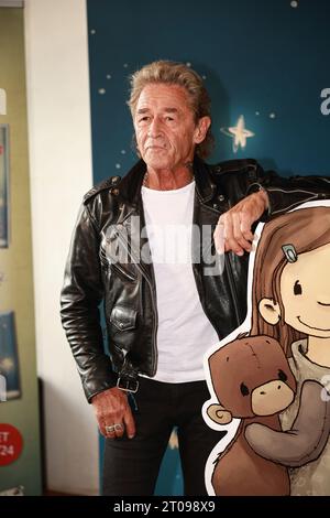 Berlin, Allemagne. 05 octobre 2023. Peter Maffay et son épouse Hendrikje Balsmeyer présentent le nouveau livre pour enfants ''Anouk und das Geheimnis der Weihnachtszeit'' lors de la conférence de presse, Jens Gilles chante la chanson Anouk composée spécialement pour le livre pour enfants, 05.10.2023, Fabrik 23, Berlin, Allemagne (photo de Marten Ronneburg/NurPhoto Live News) crédit : NurPhoto SRL/Alamy Banque D'Images