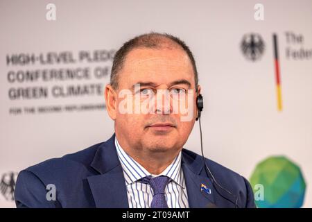 Bonn, Allemagne. 05 octobre 2023. Mark Brown, Premier ministre des Îles Cook dans le Pacifique Sud, prend la parole lors de la conférence de presse de la conférence internationale de reconstitution des ressources du Fonds vert pour le climat. La conférence vise à attirer l'attention sur l'action internationale pour le climat et à mobiliser des contributions pour le fonds pour la période 2024-2027. Crédit : Thomas Banneyer/dpa/Alamy Live News Banque D'Images