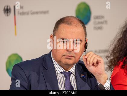 Bonn, Allemagne. 05 octobre 2023. Mark Brown, Premier ministre des Îles Cook dans le Pacifique Sud, lors de la conférence de presse de la conférence internationale de reconstitution des ressources du Fonds vert pour le climat. La conférence vise à attirer l'attention sur l'action internationale pour le climat et à mobiliser des contributions pour le fonds pour la période 2024-2027. Crédit : Thomas Banneyer/dpa/Alamy Live News Banque D'Images