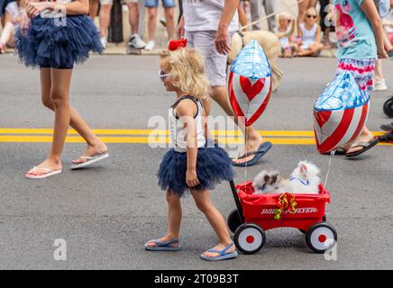 Petite fille en costume tirant un wagon plein de lapins dans le défilé Franklin Rodeo Banque D'Images