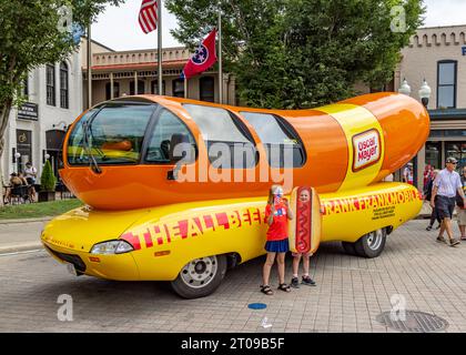 Deux jeunes enfants debout pour une photo devant le Frankmobile dans le tennessee frankling Banque D'Images