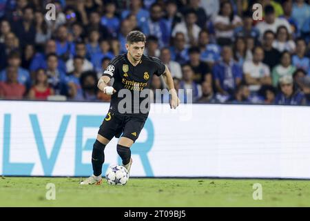 Federico Valverde, milieu de terrain uruguayen du Real Madrid, contrôle le ballon lors du match de championnat de l'UEFA entre le SSC Napoli et le Real Madrid au stade Diego Armando Maradona à Naples, dans le sud de l'Italie, le 03 octobre 2023. Banque D'Images