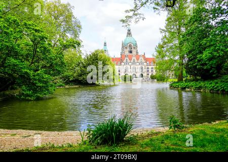 Vue sur le nouvel hôtel de ville de Hanovre avec la nature environnante au parc de la ville. Maschteich. Banque D'Images