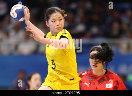 Hangzhou, province chinoise du Zhejiang. 5 octobre 2023. La japonaise Nakayama Kaho (UP) participe au match pour la médaille d'or de handball féminin entre le Japon et la Corée du Sud aux 19e Jeux asiatiques à Hangzhou, dans la province du Zhejiang, dans l'est de la Chine, le 5 octobre 2023. Crédit : Jia Haocheng/Xinhua/Alamy Live News Banque D'Images