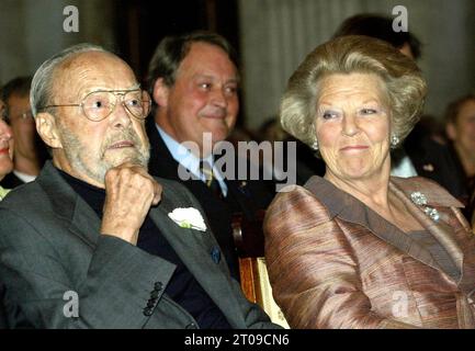 La carte de membre du parti nazi du Prince Bernhards a été trouvée. Il était marié à la reine néerlandaise Juliana. Grand-père du roi Willem Alexander. Malgré ses dénégations catégoriques, des preuves irréfutables de l'appartenance du défunt prince Bernhards au parti nazi NSDAP ont été trouvées dans ses archives privées. Flip Maarschalkerweerd, ancien directeur des archives royales, a trouvé la carte de membre originale lors de l'inventaire des documents privés de princes quelques années avant sa retraite en 2019. Maarschalkerweerd fait la révélation dans son livre de Achterblijvers (ceux qui sont restés derrière) qui doit être p Banque D'Images