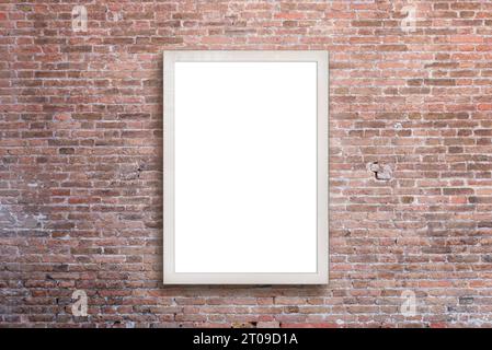 Panneau d'affichage vertical sur un mur de briques, fournissant une surface isolée parfaite pour présenter des maquettes et promouvoir des conceptions Banque D'Images