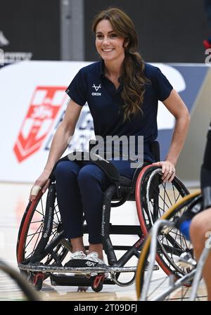 Hull, Royaume-Uni. 5 octobre 2023. La Princesse de Galles, patronne de la Rugby football League, se rend à Hull pour participer à une Journée de l'inclusivité de la Rugby League organisée par la Rugby football League, le Hull FC et l'Université de Hull. La princesse est vue essayant sa main au rugby en fauteuil roulant, rejoignant une séance d'entraînement avec des membres de l'équipe de rugby en fauteuil roulant anglaise gagnante de la coupe du monde. Crédit : Doug Peters/EMPICS/Alamy Live News Banque D'Images