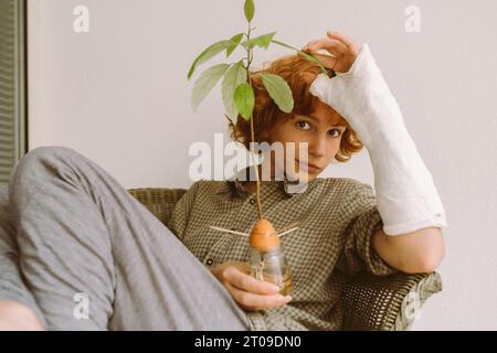 Hobby jardinage à la maison pour adolescent, jardinage à la maison, amour des plantes d'intérieur, freelance. Banque D'Images