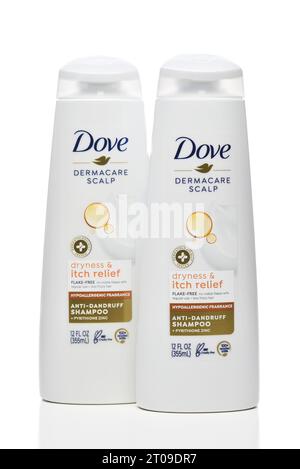 IRVINE, CALIFORNIE - 4 octobre 2023 : deux bouteilles de Dove Dermacare scalp, shampooing anit-pelliculaire. Banque D'Images