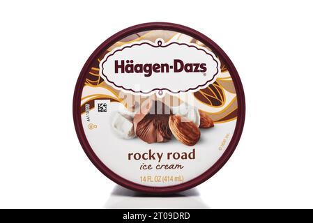 IRVINE, CALIFORNIE - 4 octobre 2023 : gros plan du couvercle d'un carton de crème glacée Haagen-Dazs Rocky Road. Banque D'Images