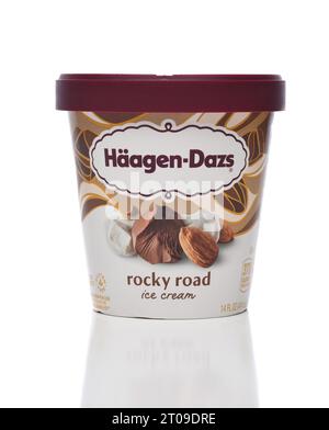 IRVINE, CALIFORNIE - 4 octobre 2023 : un carton de crème glacée Haagen-Dazs Rocky Road. Banque D'Images