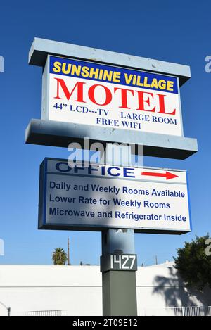 SANTA ANA, CALIFORNIE - 4 octobre 2023 : gros plan du panneau Sunshine Village Motel sur 1st Street. Banque D'Images